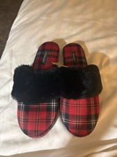 Woman  s Victoria Secret  s Black Red Plaid Fuzzy Slippers Sz Medium/Medium NEW