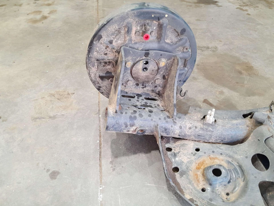 Conjunto de viga de eje trasero Nissan Sentra 14 15 con bujes - frenos de tambor OEM Foto 4 de 4