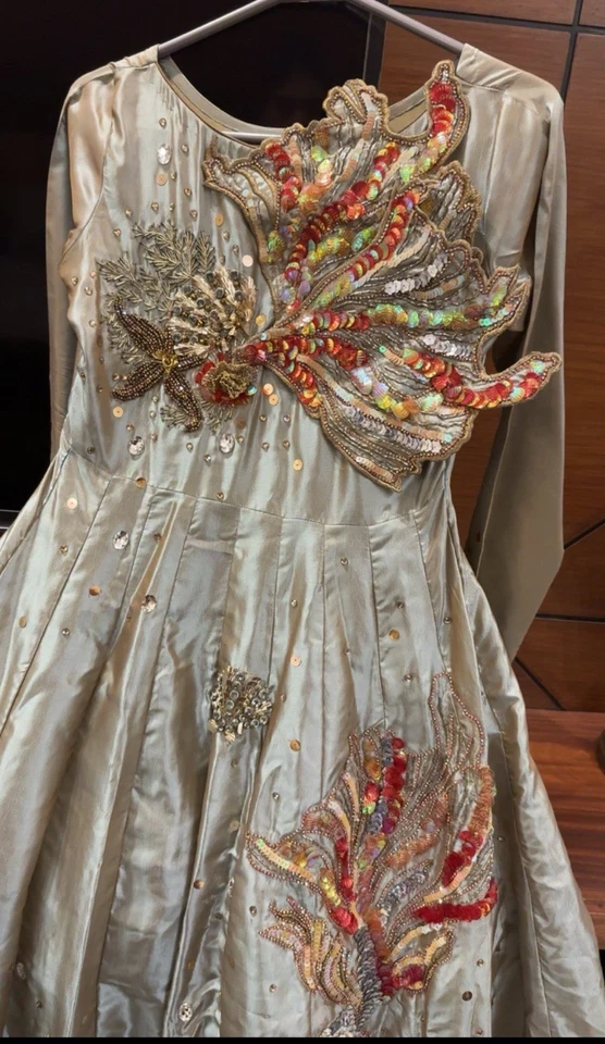 Maxi Vestido de Boda Indio Paquistaní Excelente Trabajo Manual Talla Pequeña Trabajo Pesado Foto 2 de 4