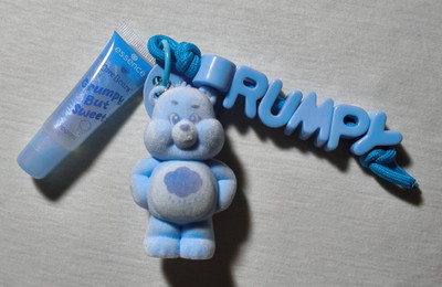 Essence x Care Bears Schlüsselanhänger GRUMPY blau Lipgloss Glücksbärchen