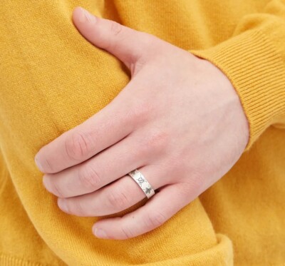 大人気！ペアリングにも【GUCCI】GG and Bee Engraved ring GG and bee engraved ring in 925 sterling silver | GUCCI® US