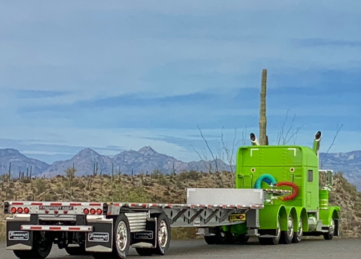 1/64 DCP PETERBILT 389 TRI AXLE W/ 70