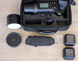 Godox AD400Pro + 1 batt e parabola in Very Good Condition With Case