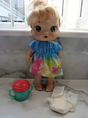 Hasbro Fruity Sips Baby Alive Puppe mit Schnabeltasse schöner Zustand.