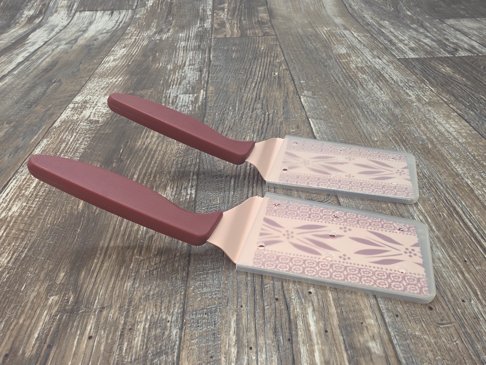 Temptations Spatula Old World Red Serrated Servers w/Cases SET OF 2 Cake Pie VGC