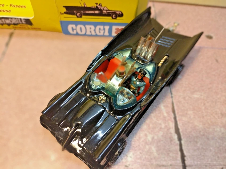 Corgi Toys 267 Batmobile WIDE WHEELS with batman original in a repro window box - image 3 of 4