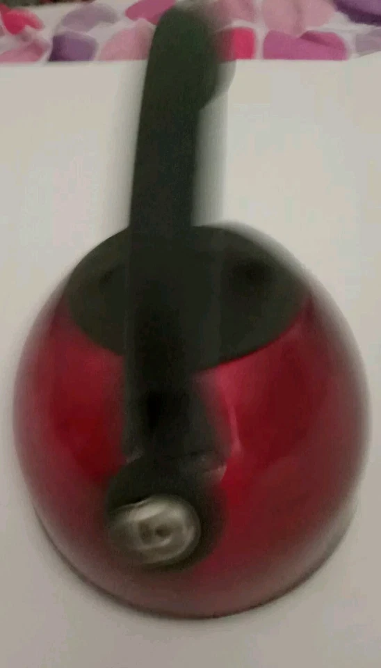 Tetera silbante roja brillante. Parece no haber sido usada. Foto 3 de 3