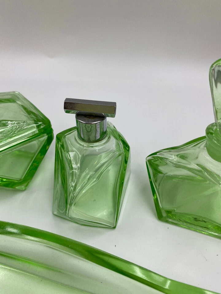 Grünes Pressglas Konvolut Waschtischgarnitur + 4 Stamperl - Bild 4 von 4