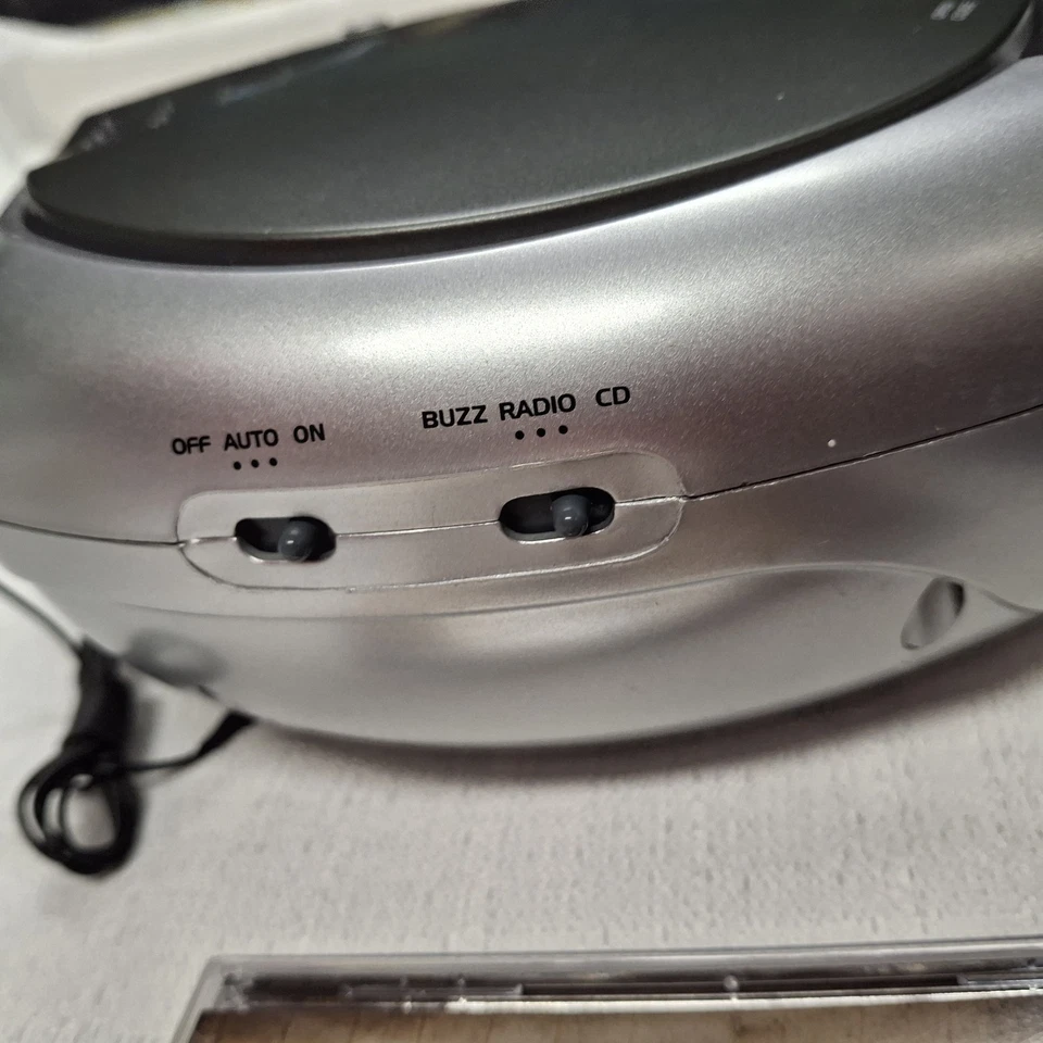 AM/FM Digital Clock Radio / CD Player Black & Silver GPX CRCD2806 - Image 2 of 4