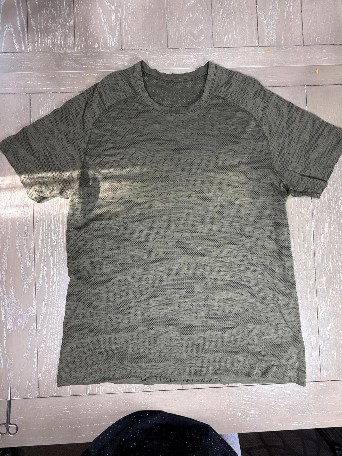 Lululemon Shirt Mens Large Green Camo Seamless Athletic Lightweight Get Sweaty