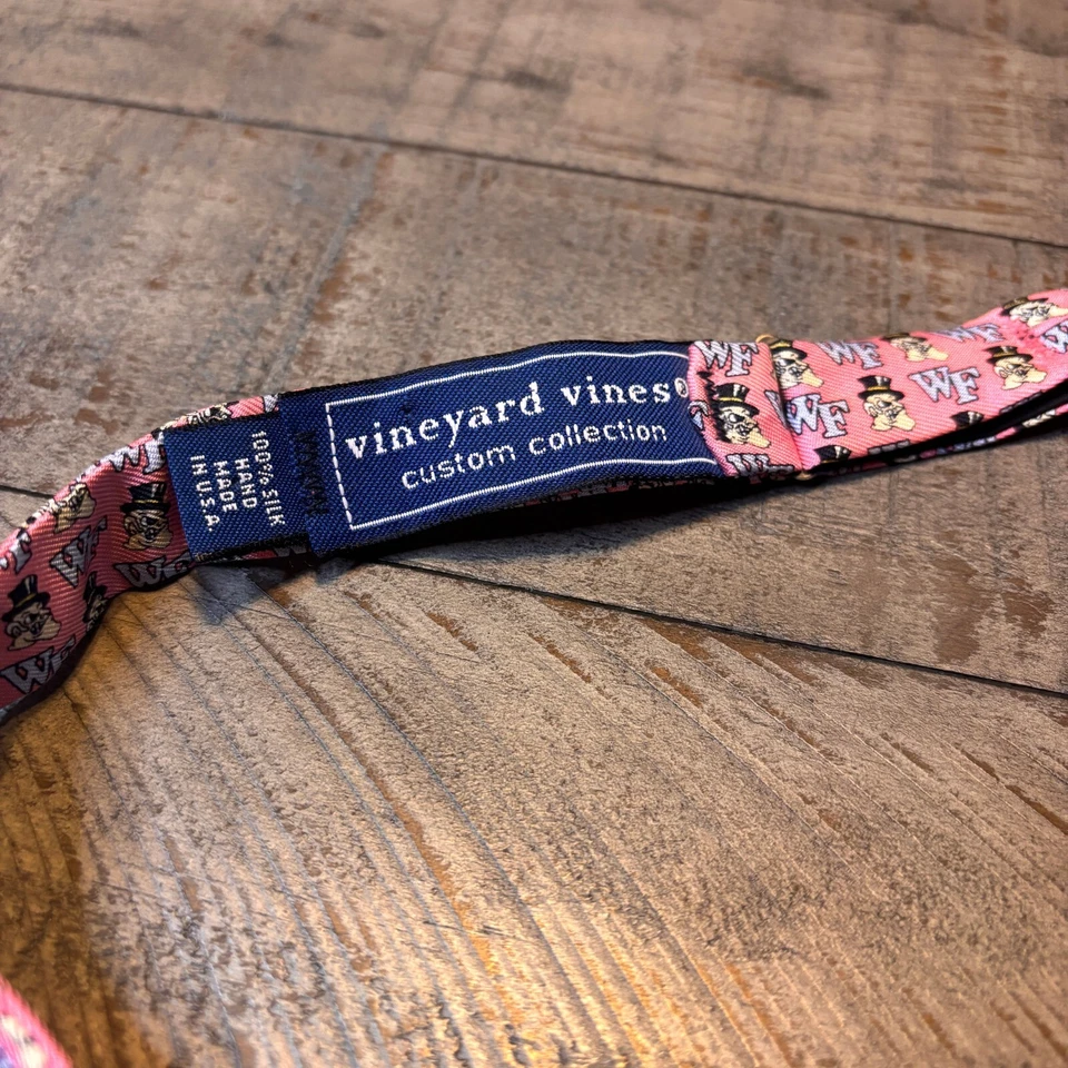 Pajarita rosa colección personalizada Vineyard Vines Wake Forest University Foto 3 de 4
