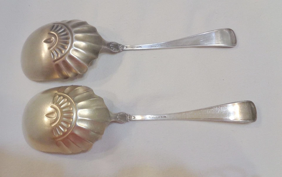 TOWLE NORWOOD 1884 2 elegantes conchas de bayas francesas gris oro lavado grabado a mano Foto 3 de 4