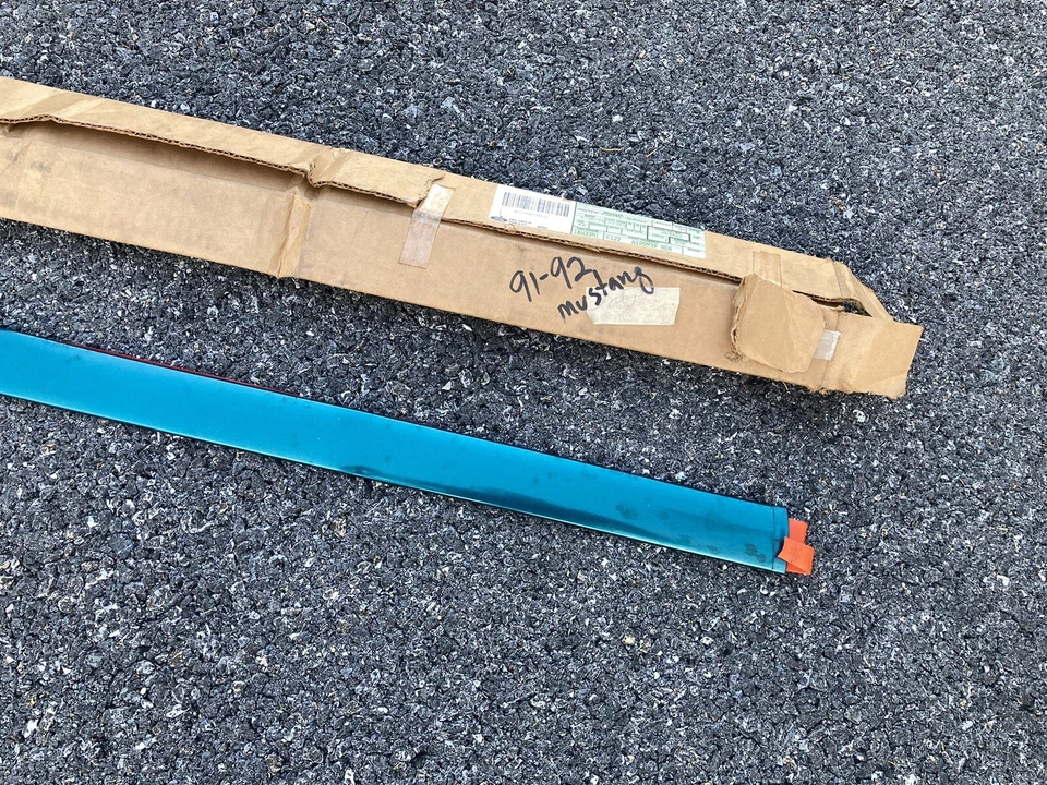 Ford Mustang 1991 1992 carrocería moldura lateral puerta izquierda F1ZZ-6120939-AEA NUEVO DE STOCK Foto 4 de 4