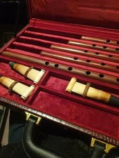 Grossartige Duduk- Sammlung mti verschiedenen Stimmungen in elegantem Koffer.