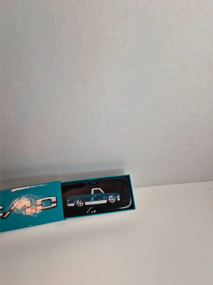 Camioneta pick-up Chevy C/10 Hot Wheels RLC 69 platón corto Aqua número bajo 1739/15000 Foto 3 de 4