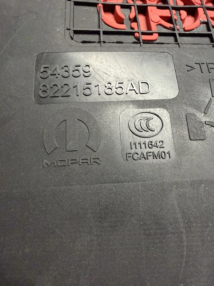 Bandeja de carga moldeada Mopar Jeep Wrangler 82215185AC 2018-2019 Foto 4 de 4