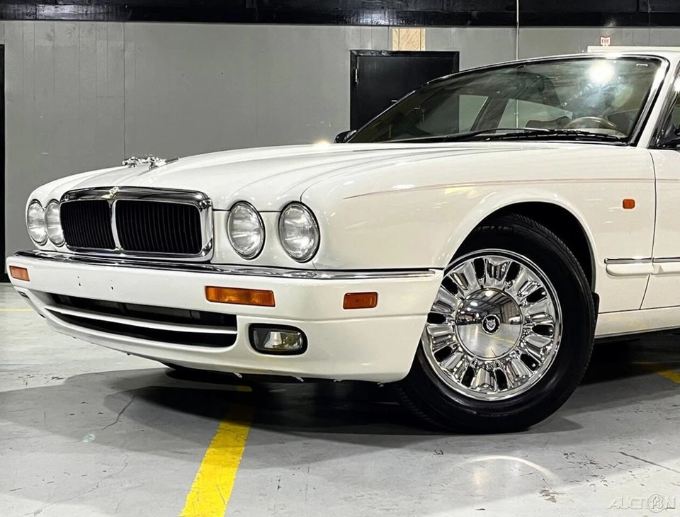 1995 Jaguar XJ XJ12 - RARE - 54K LOW MILES! - CLEAN CARFAX - UPGD RADIO - Image 2 of 4