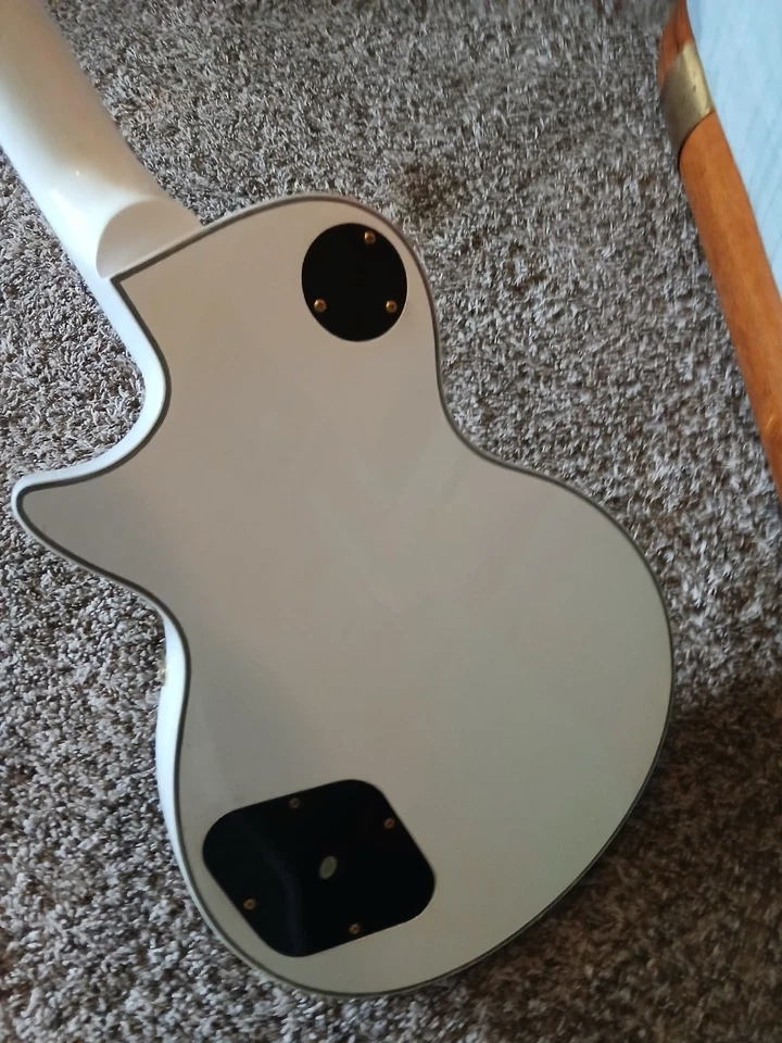 Guitarra eléctrica Les Paul blanca personalizada de 6 cuerdas con herrajes dorados stock en EE. UU. Foto 4 de 4