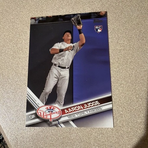 2017 AARON JUDGE TOPPS ROOKIE CARD. NEW YORK YANKEES.