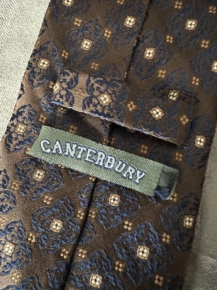 Corbata clásica Canterbury para hombre marrón azul seda medallón patrón geométrico Foto 3 de 4