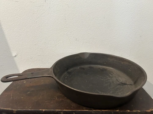 Antique Unmarked Fat Handle Wagner No. 8 Cast Iron Skillet Double Pouring Spouts