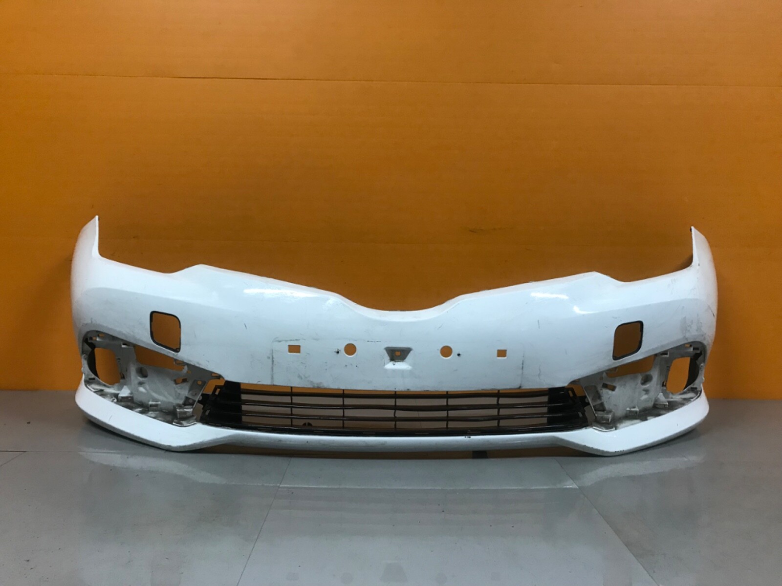 *Toyota Auris 2015- Genuine Front bumper - Image 2