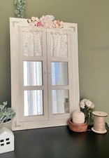 Fensterspiegel mit Spitzenvorhängen