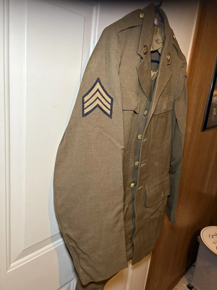 Abrigo de Servicio de Lana Sargento de las Fuerzas Aéreas del Ejército de los Estados Unidos Segunda Guerra Mundial - 8º Parche de la Fuerza Aérea, EE. UU. Foto 2 de 4