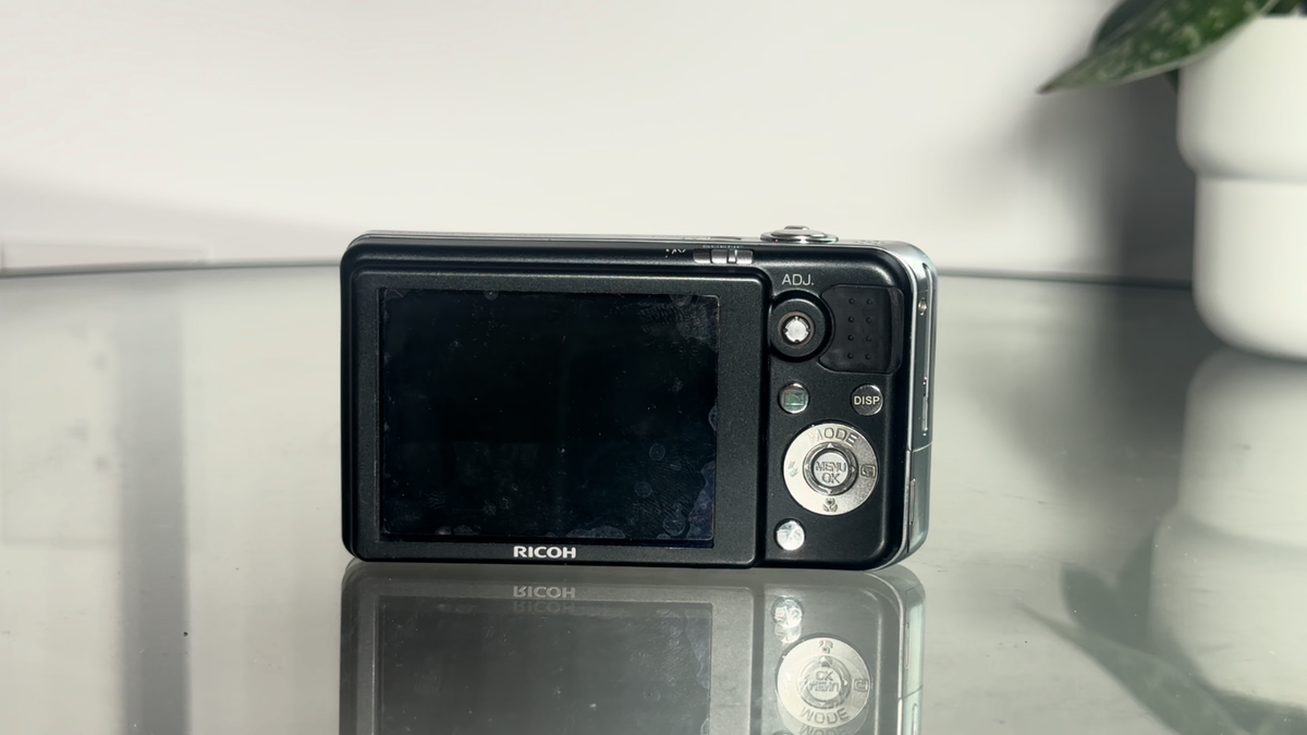 Ricoh Caplio R7 8.2MP Compact Digital Cam 7.1x Zoom Black w