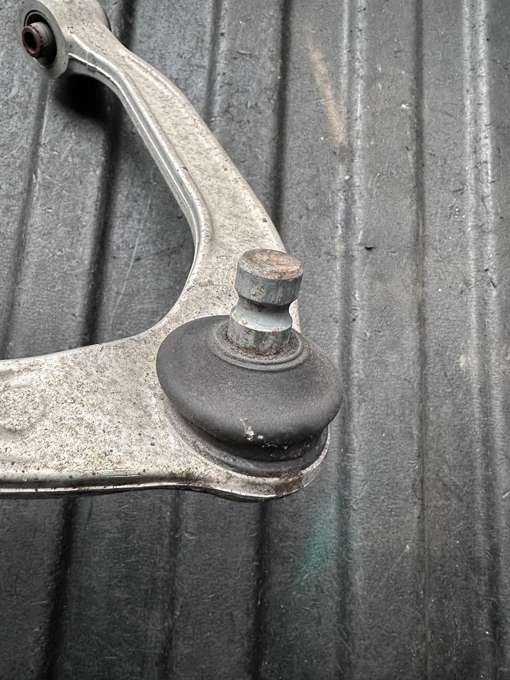 Brazo de control superior delantero derecho Infiniti M30 M35 M37 M56 2012 Foto 4 de 4