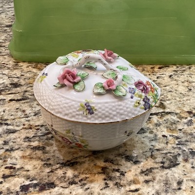 Herend Style Bonbonniere Leaf Shaped w / Branch Knob & Raised Roses 5.5 in. NICE