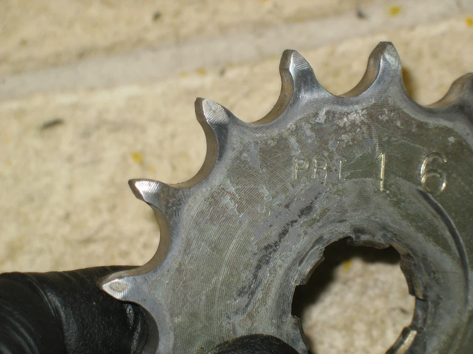 Piñón delantero 16T Yamaha DT400 DT 400 78 Foto 3 de 3