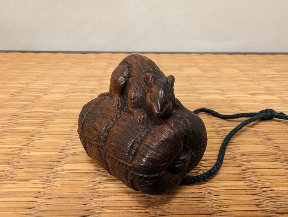 Antique Japanese Wood Netsuke Rat Nezumi on Rice Bale Japan - Image 4 of 4