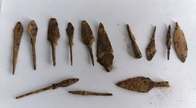 KONVOLUT 11 ANTIKE RÖMISCHE EISENPFEILSPITZEN & 2 MITTELALTERLICHE ARMBRUSTSCHRAUBEN 200-1400 N. Chr. 