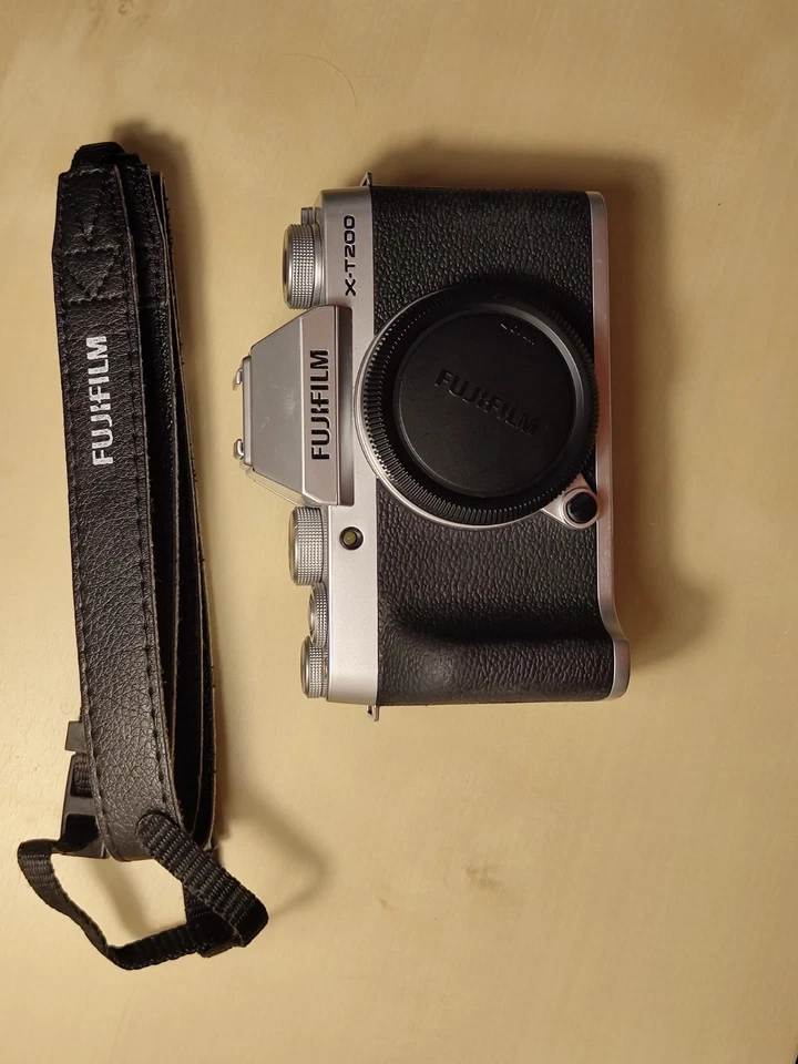 Silver Fujifilm X-T200 Mirrorless Digital Camera - 24.2MP - Low Shutter Count - Bild 2 von 4
