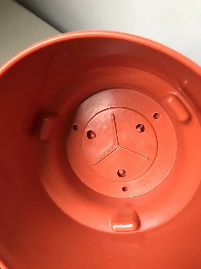 Maceta Rubbermaid con platillo adjunto de plástico naranja Foto 2 de 4