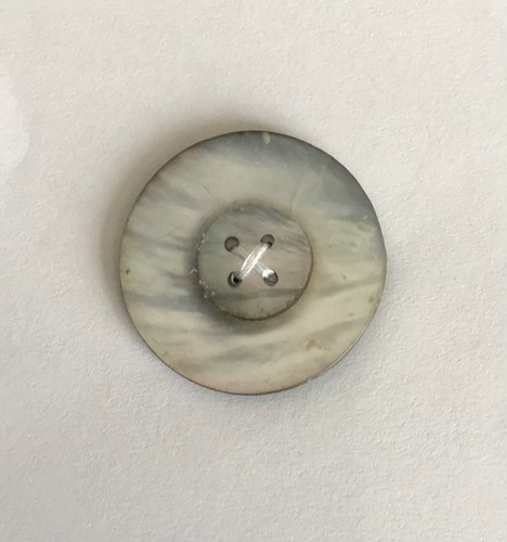 11 Vintage Round/Oval ~ Natural/Mother Of Pearl Buttons - Various Sizes - Picture 2 of 7
