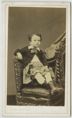 CDV um 1870 Pierre Petit in Paris. Eleganter kleiner Junge im Rock.