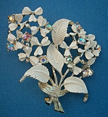 AT637*) Vintage Brosche 50er weiß Emaille Aurora Borealis Regenbogen Glas floral
