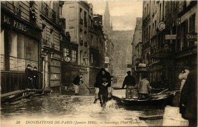 CPA PARIS Inondations 1910 Place Maubert Sauvetage (579701)
