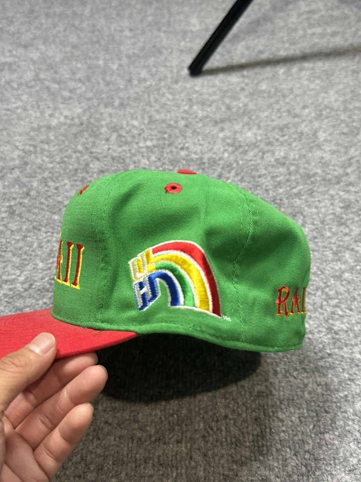 Sombrero ajustado arco iris vintage de la firma de la Universidad de Hawaii años 90 logotipo de la NCAA talla 7 Foto 2 de 4