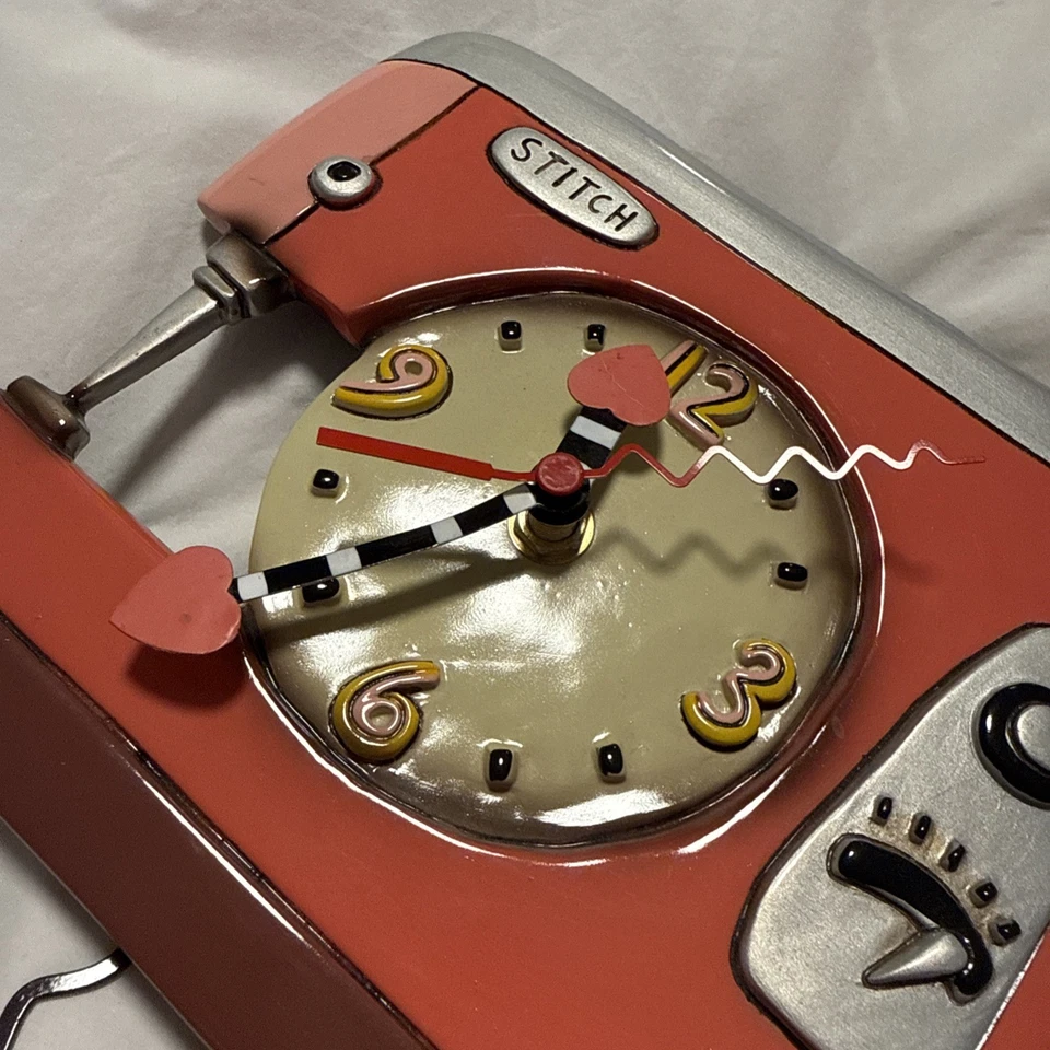 Reloj de pared Allen Design Stitch con péndulo Foto 3 de 4