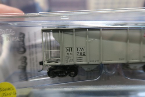 KADEE CARS HO SCALE #8326 MILWAUKEE ROAD #99762 PS-2 2 BAY COVERED HOPPER ! - Picture 2 of 19
