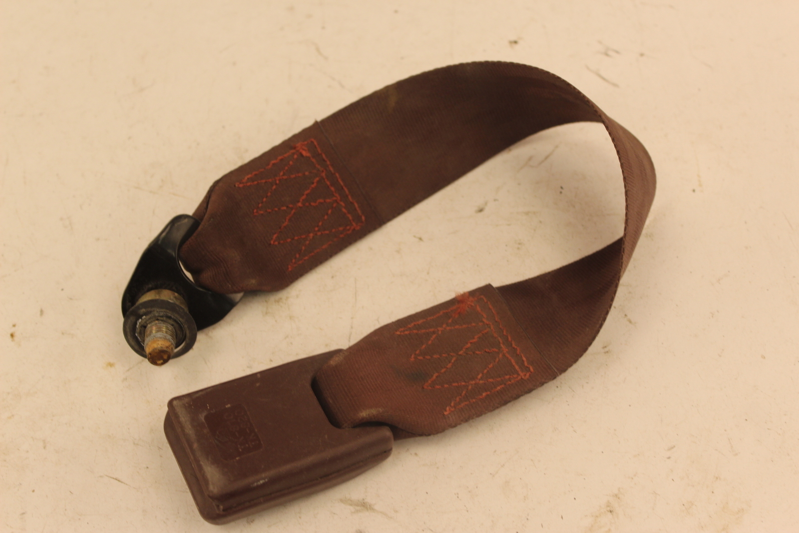 1990 nissan d21 hardbody pickup truck OEM FRONT CENTER SEAT BELT RED