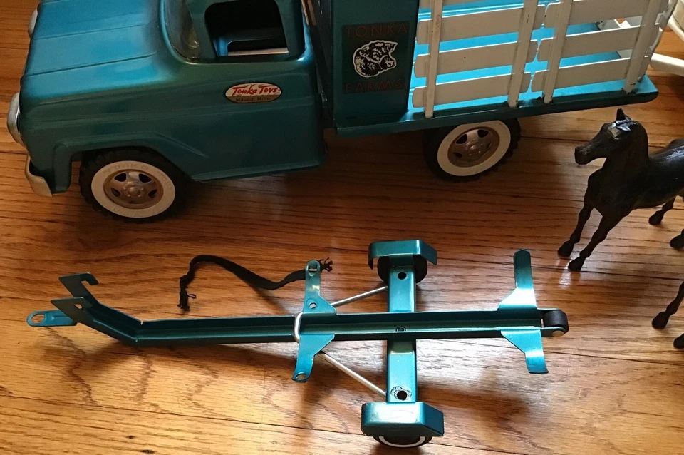 Camión de granja Tonka Toys de colección azul verdoso remolque para caballos carro dos caballos negros Foto 3 de 4