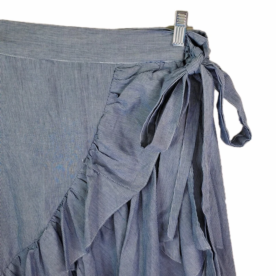 Falda envolvente New York & Company 7th Avenue maxi con volantes en capas azul a rayas mediana Foto 3 de 4