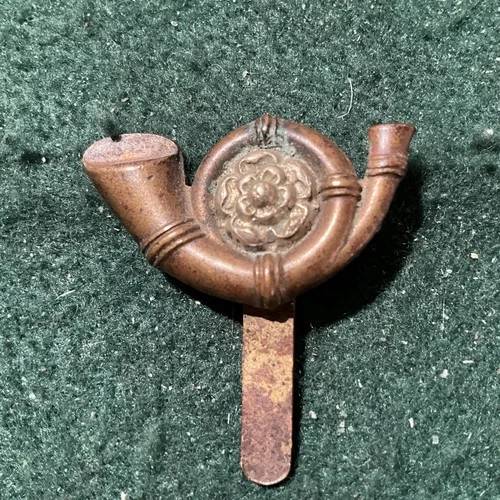 Yorkshire Light Infantry Cap Badge Kings Own. Bi metal. Ww1. Ad25