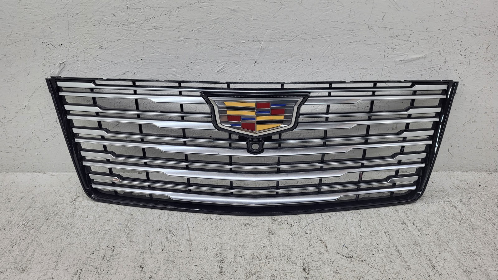 2025 2026 CADILLAC ESCALADE GRILLE USED OEM WITH CAMERA HOLE F26235