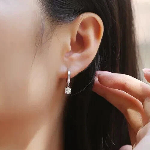 Aretes tipo argolla Huggie de diamantes creados en laboratorio de 1,5 quilates enchapados en oro blanco de 14 k Foto 2 de 4