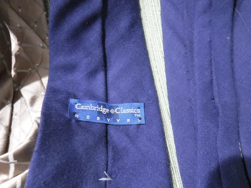 LOTE 3 GRAVATAS, ENVIADO DE MISTURA POLI VERMELHA, CLÁSSICOS CAMBRIDGE SÓLIDOS AZUIS, SEDA DOURADA DKNY - Imagem 4 de 4